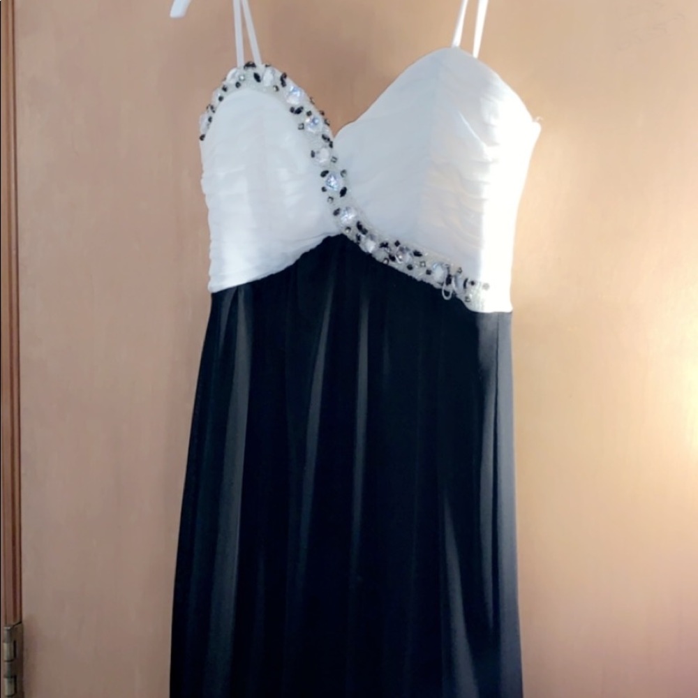 Black and white prom dress style